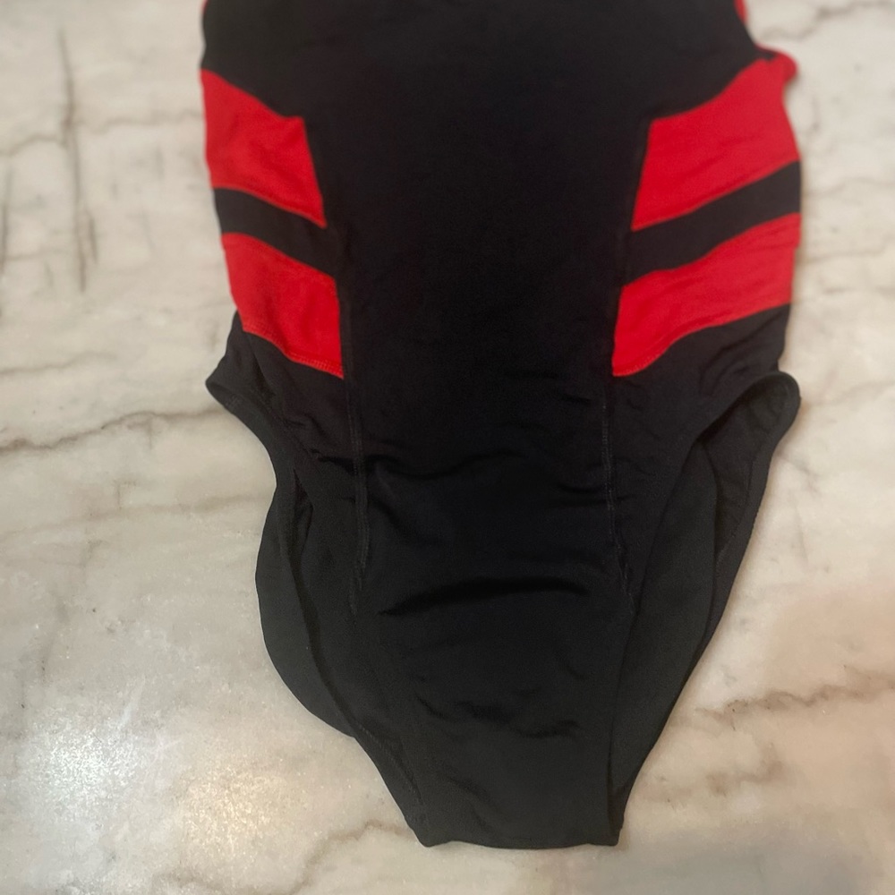 Nike hydraatrong women’s red and black swim suit size 8